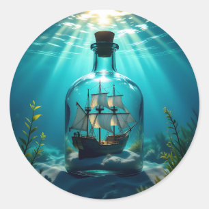 Schiff in einer Flasche im Meer Runder Aufkleber