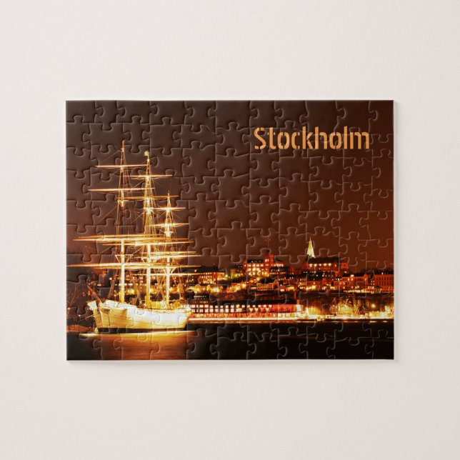 Schiff nachts in Stockholm, Schweden (Horizontal)