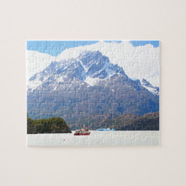 Schiff und Berge, Patagonien, Chile (Horizontal)