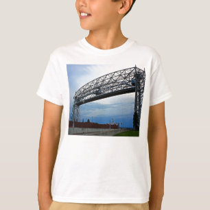 Schiff unter der Aufzug-Brücke T-Shirt