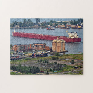 Schiff verlässt die Bucht in Duluth Minnesota