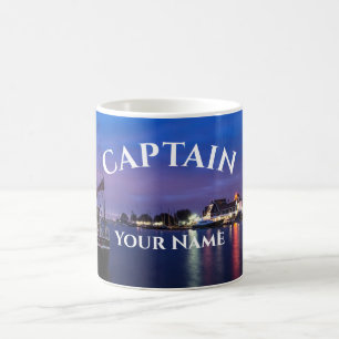 Schiffskapitän auf beleuchtetem Hafenhintergrund Kaffeetasse