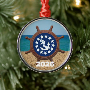 Schiffsrad, Yachtflagge, Sand, Meer, Himmel Ornament Aus Metall