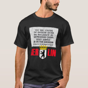 Schild am Checkpoint Charlie in Berlin T-Shirt