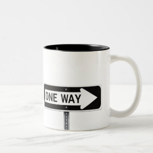 Schild für eine Richtung Zweifarbige Tasse