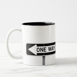 Schild für eine Richtung Zweifarbige Tasse