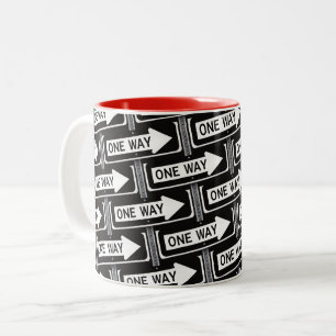 Schild für eine Richtung Zweifarbige Tasse