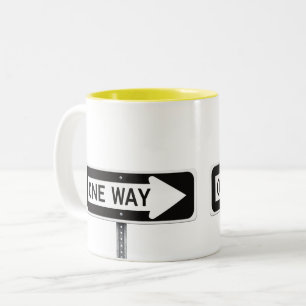 Schild für eine Richtung Zweifarbige Tasse