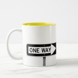 Schild für eine Richtung Zweifarbige Tasse