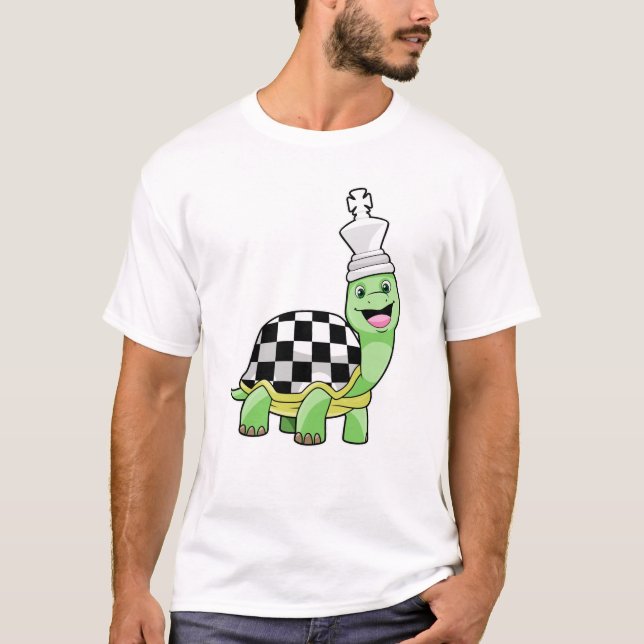 Schildkröte beim Schach mit Schachbrett und König T-Shirt (Vorderseite)