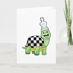 Schildkröte beim Schachspiel mit Schachbrett und K Karte