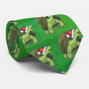 Schildkröte in der Weihnachtsmannmütze auf Grün Krawatte