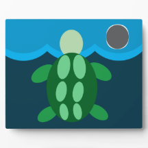 Schildkröte schwimmt um Mitternacht.