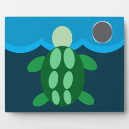 Schildkröte schwimmt um Mitternacht. Fotoplatte