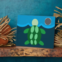 Schildkröte schwimmt um Mitternacht. Fotoplatte
