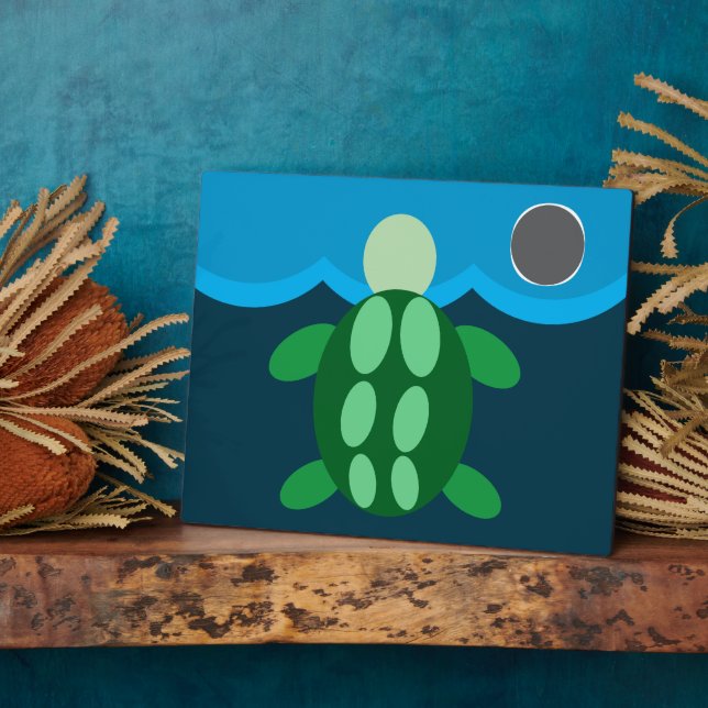Schildkröte schwimmt um Mitternacht. Fotoplatte (Seite)