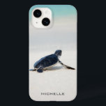 Schildkrötenstrasse Personalisierter Name | Art Case-Mate iPhone 14 Hülle<br><div class="desc">Dieses Design ist mit einer Babyschildkröte ausgestattet,  die es nach dem geborenen Leben zum Ozean macht. Anpassen,  indem Sie den Text im Textfeld bearbeiten oder Text ohne Namen löschen. #turtle #Meereswelt #ocean #seaturtle #leatherback #beach #Meereswelt #personalisiert #iPhonecase</div>