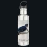 Schildkrötenstrasse Personalisierter Name | Art Edelstahlflasche<br><div class="desc">Dieses Design ist mit einer Babyschildkröte ausgestattet,  die es nach dem geborenen Leben zum Ozean macht. Anpassen,  indem Sie den Text im Textfeld bearbeiten oder Text ohne Namen löschen. #turtle #Meereswelt #ocean #seaturtle #leatherback #beach #beach #Meereswelt #personalisiert #kitchen #waterbottles #Trinkbehälter #gies #addyourname</div>