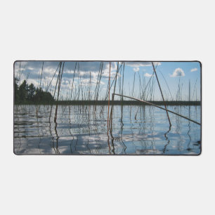 Schilf und Reflexionen am Rice Lake Schreibtischunterlage
