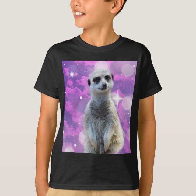 Schimmernder Charme: Meerkat auf rosa Bokeh Hinter T-Shirt (Vorderseite)