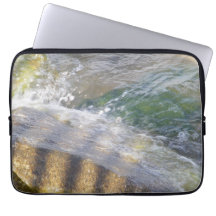 Schimmerndes Wasser auf Felsen Laptop-Hülle