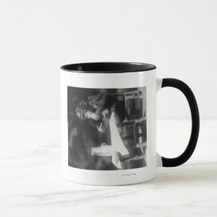 Schimpanse gesetzt am Tisch am nationalen Zoo Tasse