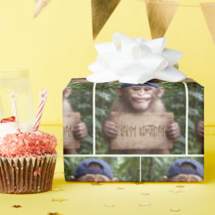 Schimpanse mit Happy Birthday-Schild Geschenkpapier
