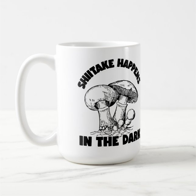 Schitake passiert im Dunkeln Kaffeetasse (Links)