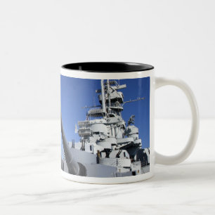 Schlachtschiff USS Alabama am Battleship Memorial  Zweifarbige Tasse
