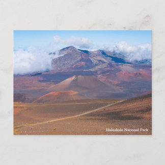 Schlackenkegel und Berge im Haleakala-Krater Feiertagspostkarte