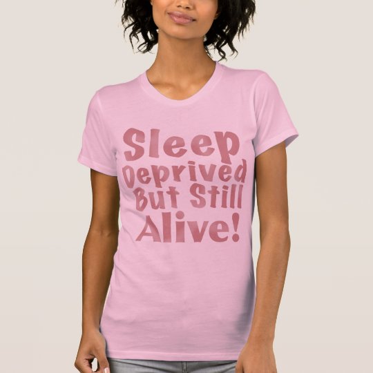 Schlaf beraubt aber noch lebendig in der staubigen T-Shirt