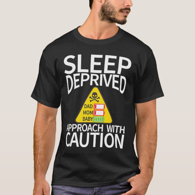 Schlafarmes Vorgehen mit Vorsicht Mama Vater Baby T-Shirt (Vorderseite)