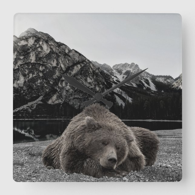 Schlafbär Rustikale Kabinendekoration Landschaft Quadratische Wanduhr (Vorderseite)