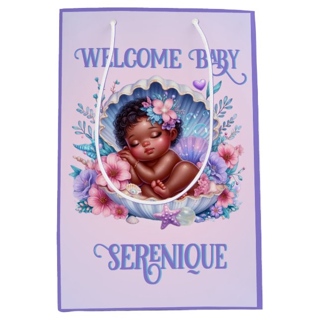 Schlafen Ethnic Baby Girl in Seashell Pastel Mittlere Geschenktüte (Vorderseite)
