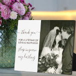 Schlafen in Peace Script Foto Erinnerung Fotoplatte<br><div class="desc">Elegantes Foto Gedenktafel in liebevoller Erinnerung an Ihren Partner. Die Gedenkworte sind vollständig editierbar und lesen derzeit "Danke für ein Leben voller Liebe und Glück schlafen in Frieden mein Liebling". Es wird in handgeschriebener Schrift und Großschreibung geschrieben. Sie können so viele Formulierungen behalten oder personalisieren, wie Sie möchten. Die Fotovorlage...</div>