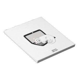 Schlafen mit weißer Katze auf Laptop-Notepad Notizblock
