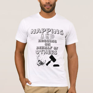 Schlafen und Argumentieren im Namen anderer T-Shirt