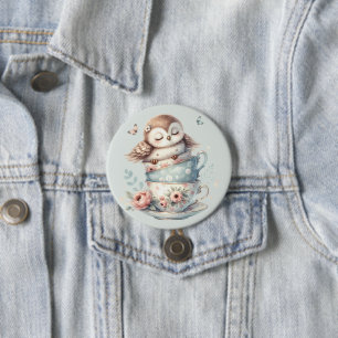 Schlafende Eule in gestapelten floralen Teetassen Button