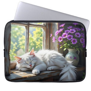 Schlafende Katze auf der Fensterbank   Lila Blumen Laptopschutzhülle