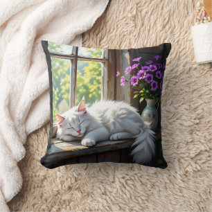 Schlafende weiße Katze und violette Blumen  Kissen