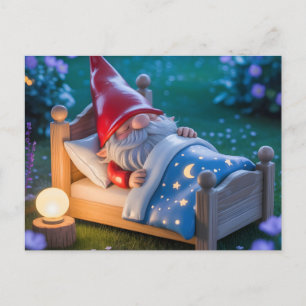 Schlafender Gnom im nächtlichen Garten Postkarte