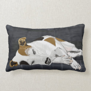 Schlafender Jack Russell über dunkles Holzkohlebe Lendenkissen