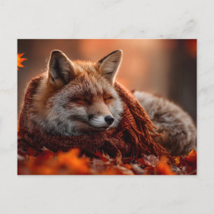 Schlafender Rotfuchs in einem gemütlichen Herbstsc Postkarte
