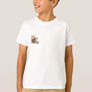 Schlafender Shiba Inu, der auf einem Schuh der Kin T-Shirt