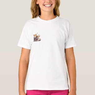 Schlafender Shiba Inu, der auf einem Schuh der Kin T-Shirt