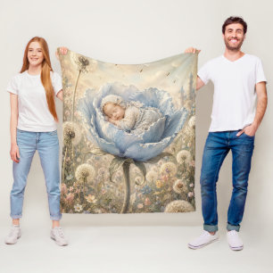 Schlafendes Baby in blauer Blume Fleecedecke