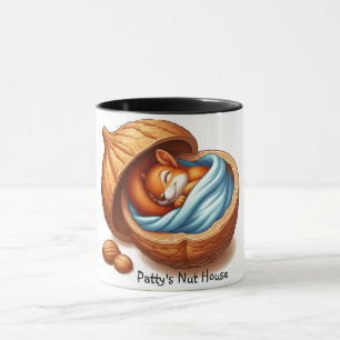 Schlafendes Eichhörnchen in einer Nuss Tasse