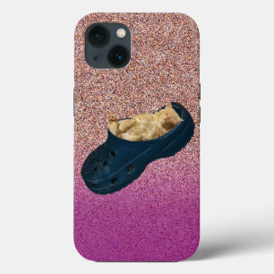 Schlafendes Kätzchen in Croc-Schuh, Iphone 13 Case