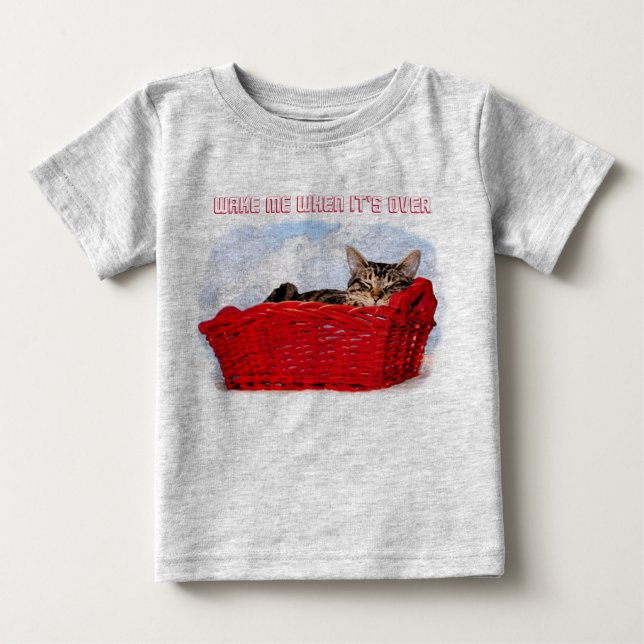 Schlafenkätzchen im hellen roten Korb Baby T-shirt (Vorderseite)