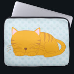 Schlafenorange Tabby-Katze Laptopschutzhülle<br><div class="desc">Entzückende Ausrüstungsbeschreibungen eine süße Illustration eines orange Tabbykätzchens,  das ein Nickerchen auf niedlichen rosa oder blauen Herzen und Tatzendrucken nimmt,  kopieren Hintergrund.</div>